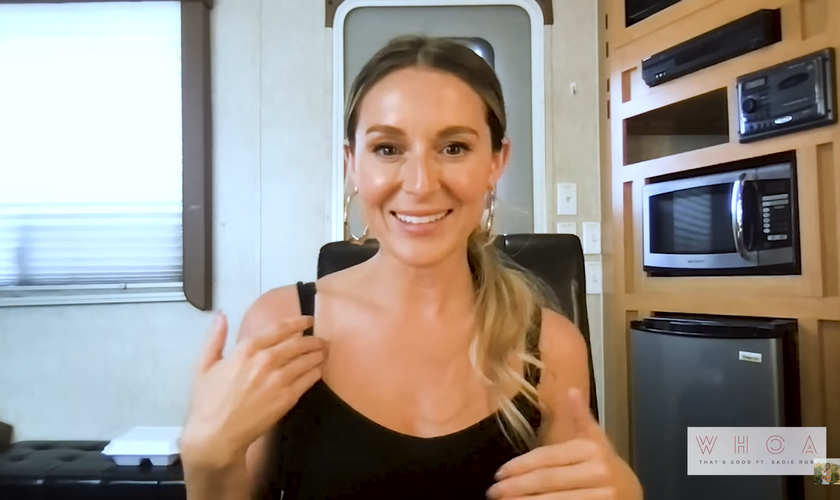 A atriz Alexa PenaVega superou um distúrbio alimentar com a ajuda de Deus. (Foto: YouTube/Sadie Robertson).