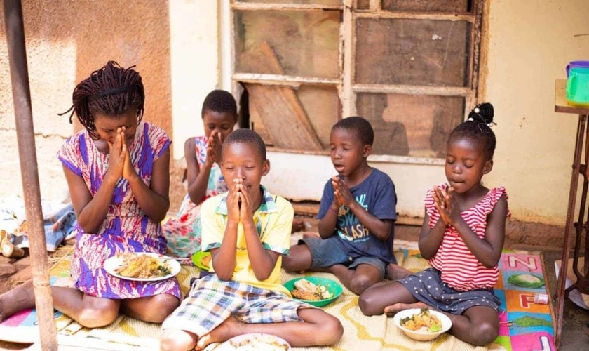 Crianças orando. (Foto: Blog Compassion)