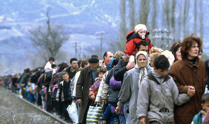 Refugiados de Kosovo fugindo de sua terra natal (Foto: Flickr/United Nations Photo)