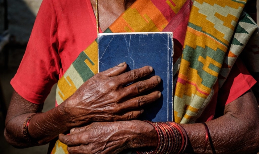 Auntie foi evangelizada com uma Bíblia em áudio, dada por missionários, em uma aldeia remota. (Foto: International Mission Board).