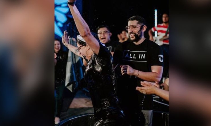 JJ Vasquez durante batismo da irmã Vicky. (Foto: Reprodução / AG News)