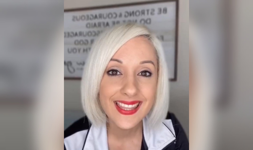 Cristina Baker foi resgatada da escuridão por Jesus. (Foto: Instagram/Cristina Baker).