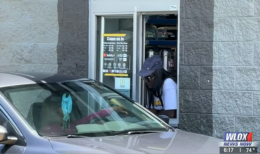 Brenda Wilson oferece orações a quem passa pelo drive thru, em Ocean Springs. (Foto: Reprodução/WLOX-TV).