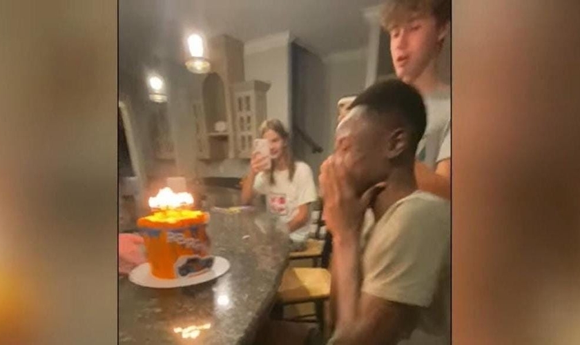 Festa de aniversário de Abraham com seu “bolo de bênção”. (Foto: Captura de tela/Vídeo CBS Evening News)