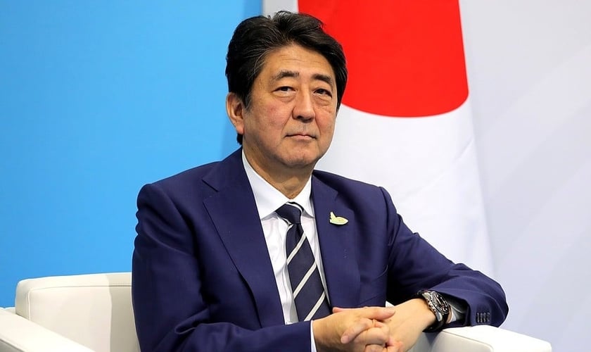 Shinzo Abe foi baleado durante um comício político, nesta sexta-feira (8). (Foto: Wikimedia Commons/Kremlin.ru).