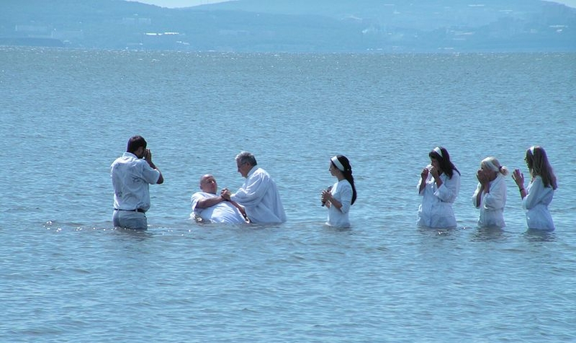 Batismo batista na praia. (Foto ilustrativa: Vladivostok / Creative Commons)