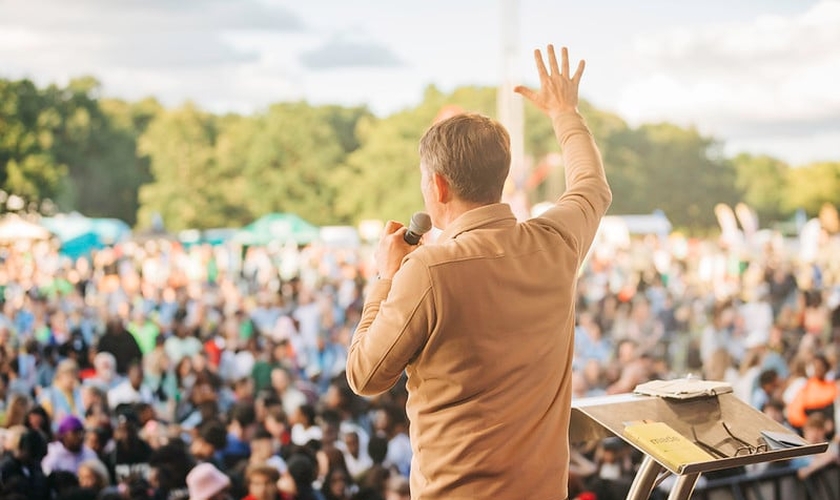 Andrew Palau no palco durante o Festival Manchester, que teve centenas de pessoas se entregando a Jesus. (Foto: The Message Trust)