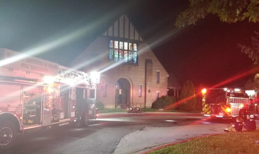 Bombeiros atendem a um incêndio na paróquia de St. Jane Frances de Chantal em Bethesda, Maryland. (Foto: Serviço de Bombeiros e Resgate do Condado de Montgomery)
