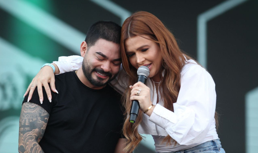 Yudi Tamashiro e sua esposa, a cantora Mila. (Foto: Pedro Flausino/Marcha Para Jesus)
