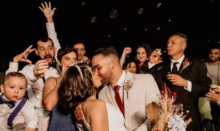 Wagner e Kelly se casaram no sábado (9) e deram seu primeiro beijo no altar. (Foto: Stephanie Gomes).