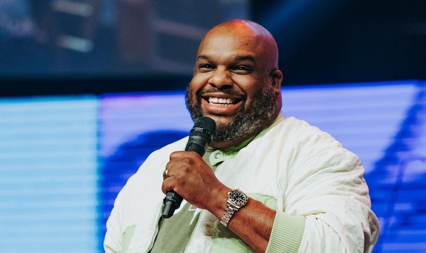 Pastor John Gray é líder da Igreja Relentless. (Foto: Relentless Church/Facebook)