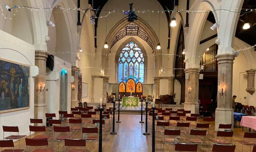 Com paredes grossas e tetos altos, os templos se tornaram um dos lugares mais frescos. (Foto: Facebook/St Luke's Holloway).