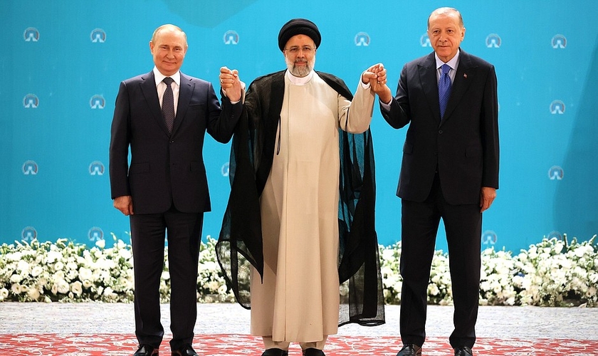 Vladimir Putin, Ebrahim Raisi e Recep Tayyip Erdoğan. (Foto: Reprodução/Kremlin)