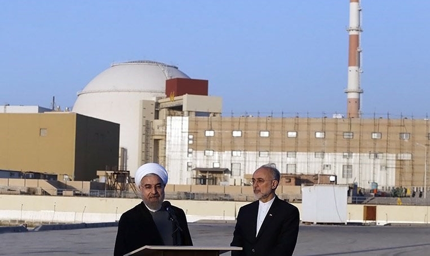 Ex-presidente do Irã, Hassan Rouhani e Ali Akbar Salehi, diretor da Organização de Energia Atômica do Irã (AEOI), na Usina Nuclear de Bushehr. (Foto: Reprodução/Wikimedia Commons)