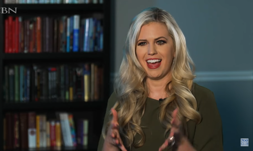 Chegando a pesar 38 quilos, Katlyn Bryan foi curada por Deus. (Foto: YouTube/The 700 Club Interactive).