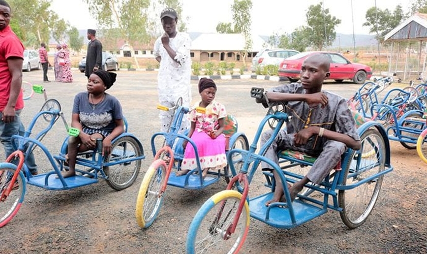 O veículo é adaptado para deficientes físicos e permite que os motoristas usem as mãos para pedalar. (Foto: Ezekiel Adams/UM News).