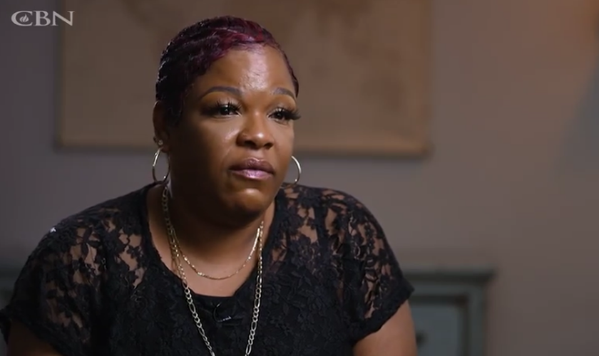 Martha Moore testemunha sua cura na CBN News. (Captura de tela/CBN News)