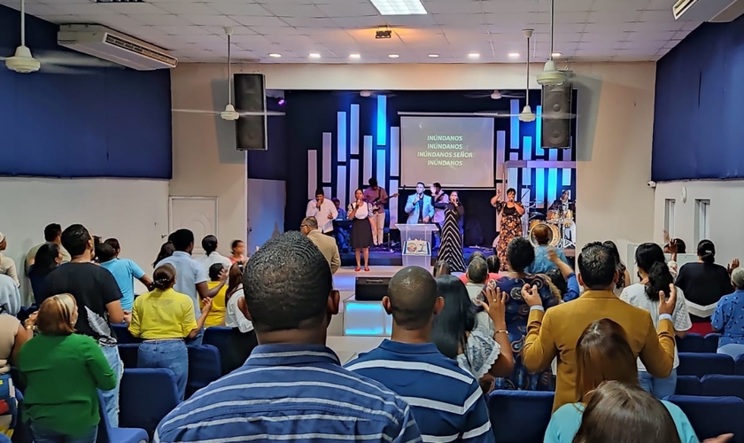 O número de cristãos protestantes chegou a 30% na República Dominicana.     (Foto: Imagem ilustrativa/Facebook/Iglesia de La Alabanza Alcarrizos).