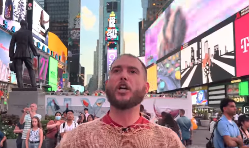 Phillip Blair prega na Times Square, em Nova York. (Captura de tela/Torch of Christ Ministries)
