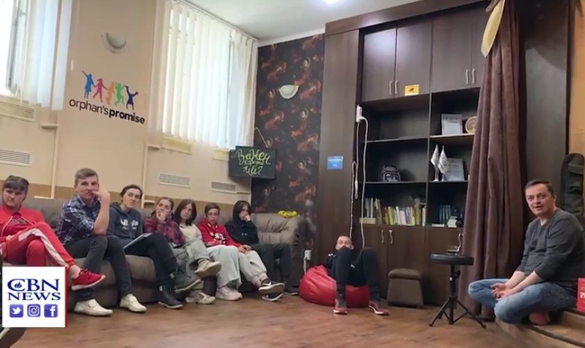 Os voluntários da Orphan's Promise ajudam refugiados na cidade ocupada de Berdyansk, na Ucrânia. (Captura de tela/CBN News)