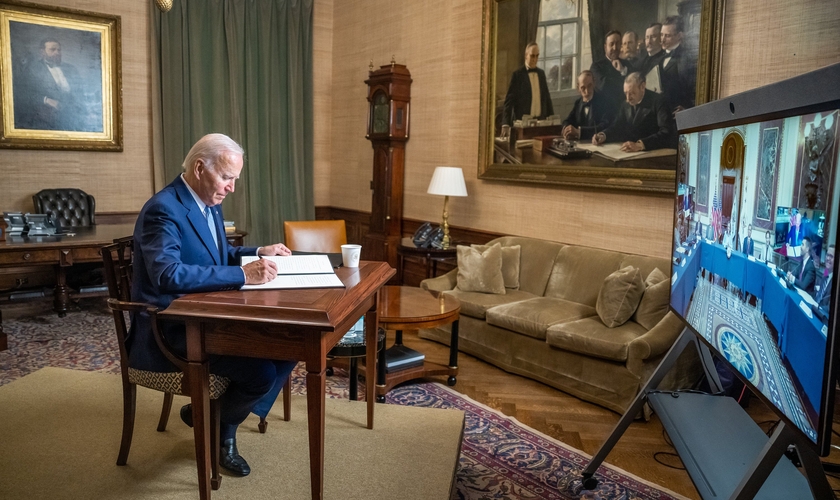 Joe Biden assina Ordem Executiva sobre facilitação de aborto. (Foto: Twitter/Joe Biden)