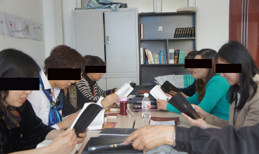 Gráficas em Hong Kong estão se recusando a imprimir Bíblias por medo do governo. (Foto: International Christian Concern).