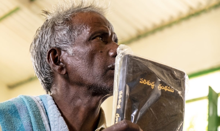 Indiano segura uma nova Bíblia. (Foto ilustrativa: IMB)