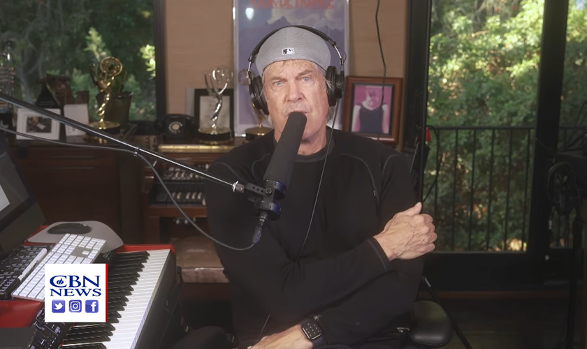 John Tesh foi curado por Deus de um câncer terminal. (Foto: YouTube/CBN News).