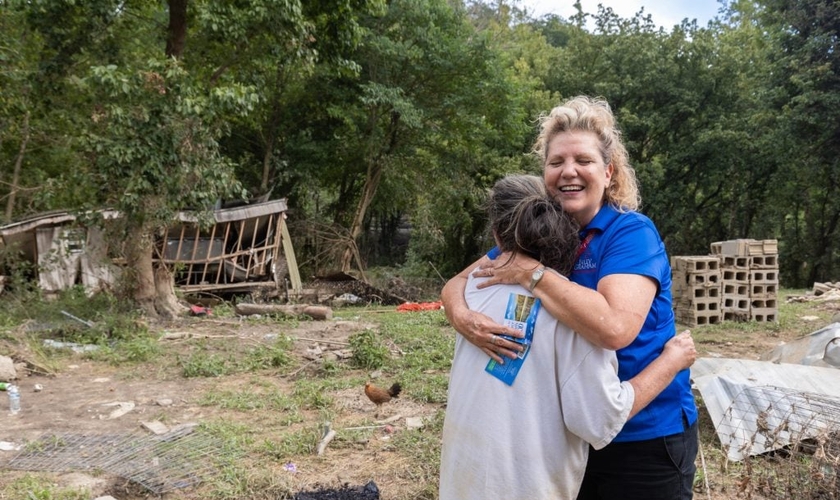 Carolyn, da equipe Billy Graham, abraça Sarah no momento em que ela aceita Jesus. (Foto: Reprodução/Billy Graham Evangelistic Association)
