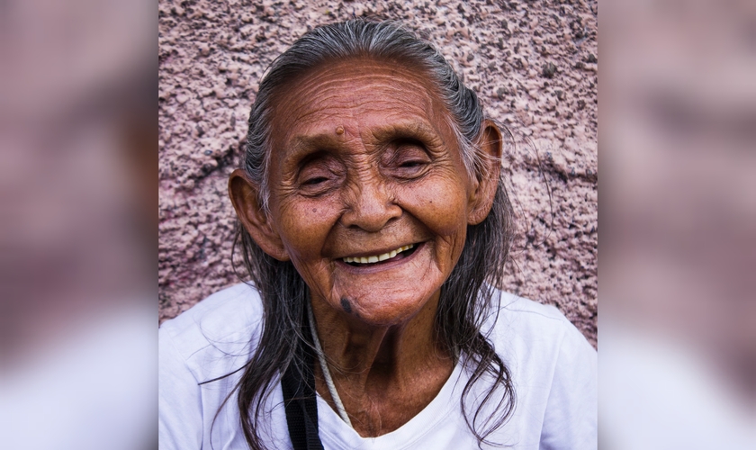 A idosa de 100 anos aceitou a Jesus e foi batizada no Peru.  (Foto: Imagem ilustrativa/Unsplash/Ursula Gamez).
