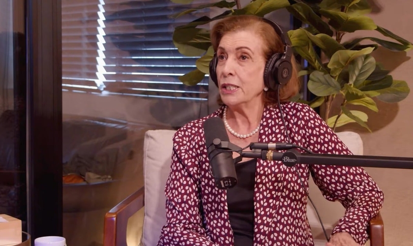 Cris Poli, mais conhecida como Supernanny, em entrevista ao Positivamente Podcast. (Foto: Captura de tela/YouTube Positivamente Podcast)