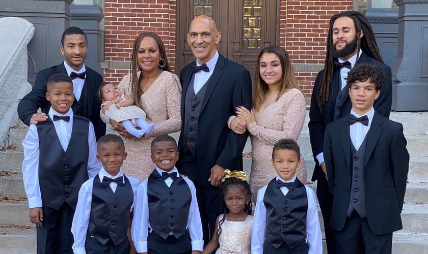 Tony Dungy, sua esposa Lauren e seus filhos. (Foto: Facebook/Tony Dungy).