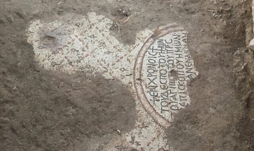 Piso de mosaico da Igreja dos Apóstolos, perto do Mar da Galiléia. (Foto: Reprodução/The Times of Israel/Cortesia Mordechai Aviam)