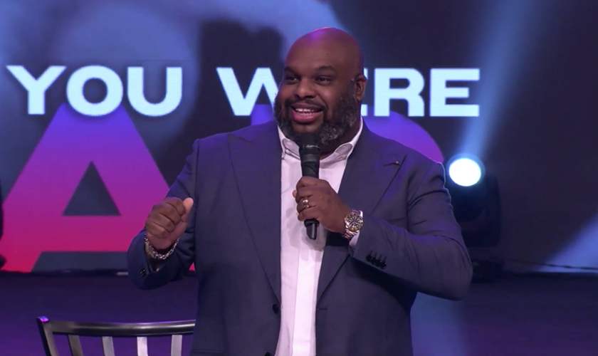 Pastor John Gray na Relentless Church em Greenville, Carolina do Sul, em 14 de agosto. (Foto: Facebook/Relentless Church)