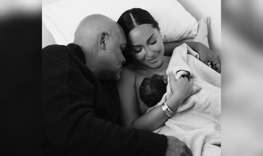 Israel Houghton e Adrienne Bailon Houghton anunciaram o nascimento de seu primeiro filho. (Foto: Instagram/Adrienne Houghton).