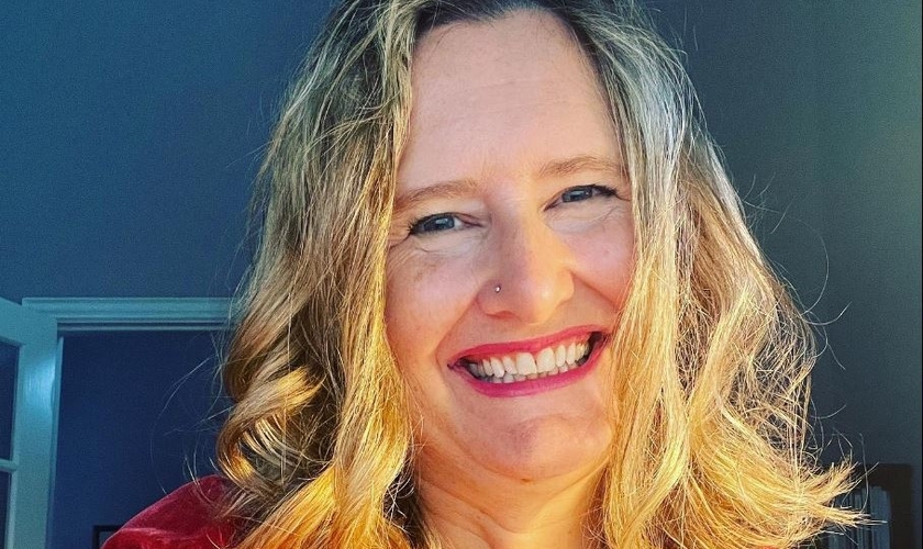 Mary DeMuth conta sua história em um livro: ‘Quero ajudar outras pessoas’. (Foto: Reprodução/CHVN Radio)