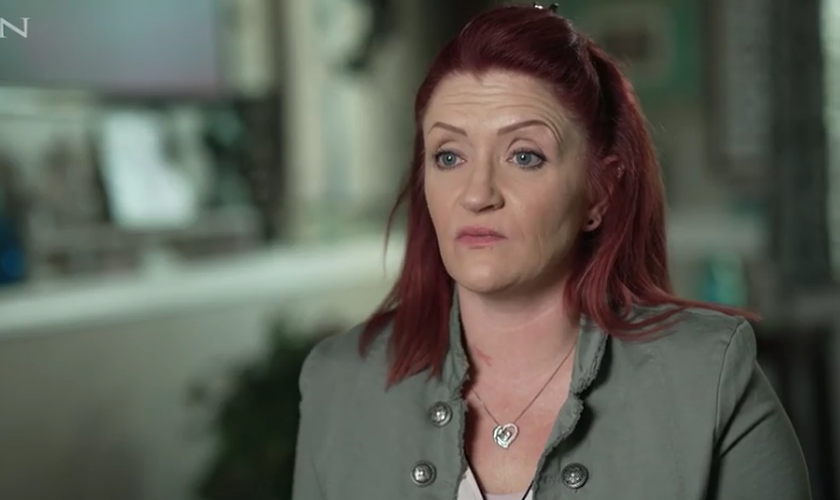 Katie Hill testemunha sobre a libertação das drogas após encontro com Deus. (Captura de tela/CBN News)