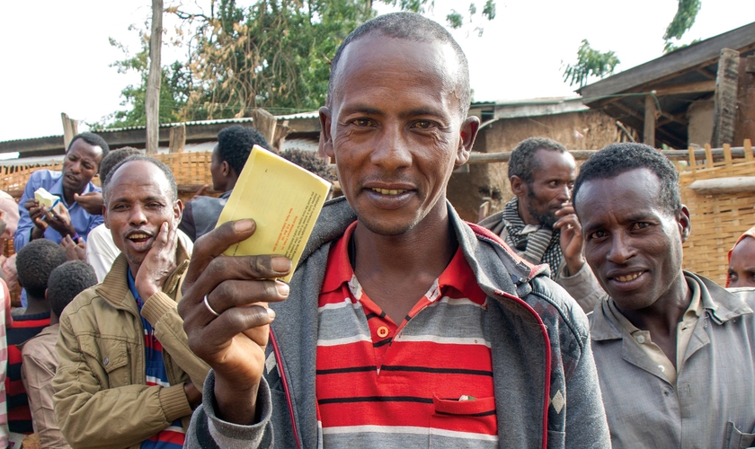 Homens etíopes recebem folhetos evangelísticos. (Foto: Facebook/World Missionary Press)