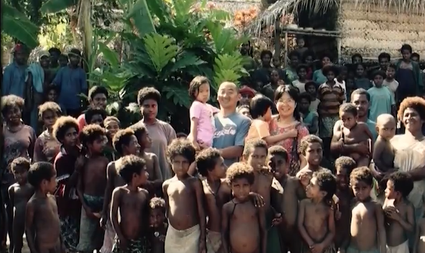 O casal Wayne Chen e Gail levaram o Evangelho a Biem, uma pequena ilha em Papua Nova Guiné. (Foto: Reprodução/CBN News).