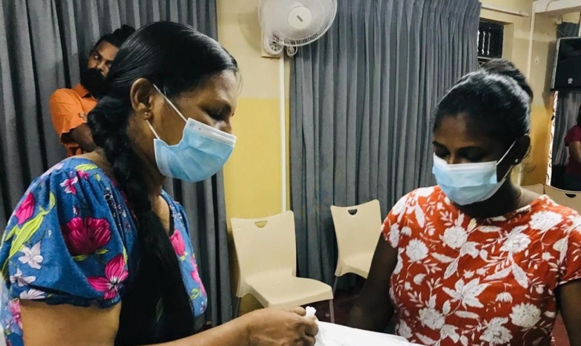 Cristãos atendem comunidade carente no Sri Lanka. (Foto: Reprodução/Open Doors USA)