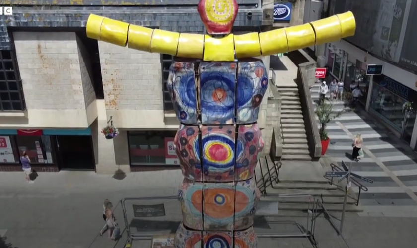 Estátua “deusa da Terra” inaugurada no centro da cidade da Cornualha, no Reino Unido. (Captura de tela/BBC)