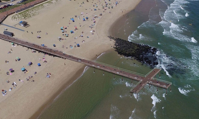 Píer em forma de cruz é inaugurado após polêmica. (Foto: Ocean Grove Camp Meeting Association)