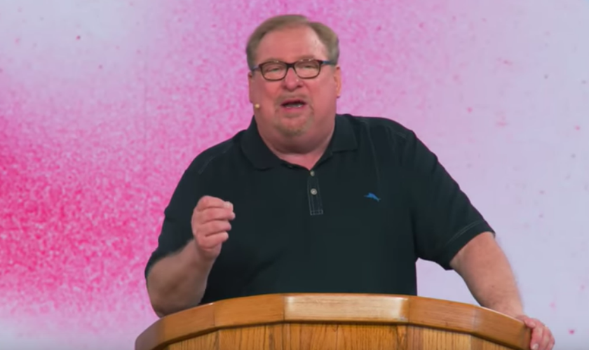 Rick Warren em sua última pregação como pastor sênior da Saddleback Church. (Captura de tela/YouTube/Pastor Rick)