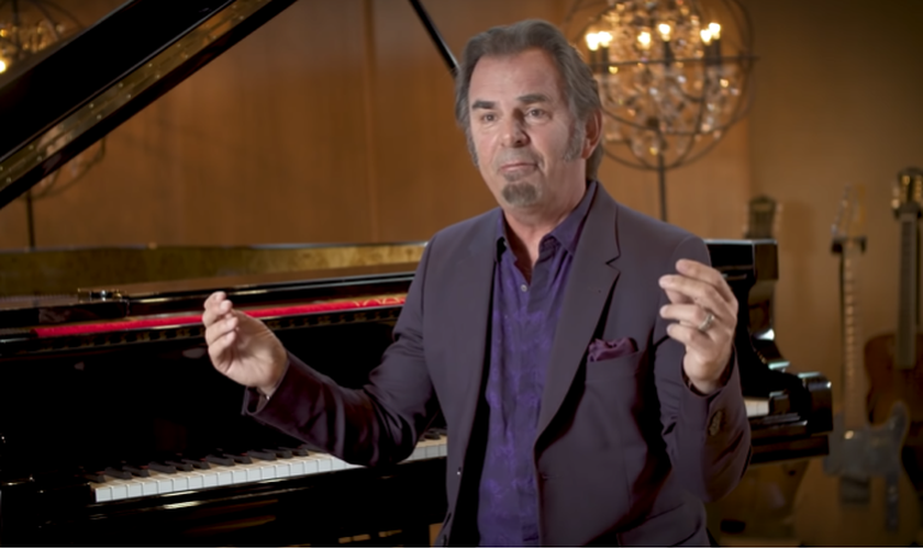 Jonathan Cain, da banda Journey, sobreviveu a um afogamento e a um incêndio. (Foto: Reprodução/YouTube/Jonathan Cain).