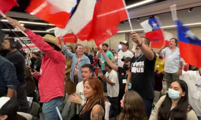 Chilenos rejeitam proposta de nova Constituição. (Captura de tela/YouTube/AFP)