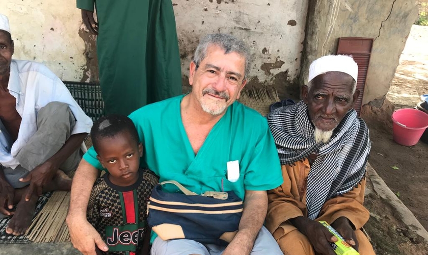 O médico argentino Dr. Abel Vallejos faz missões na África. (Foto: Abel Vallejos)