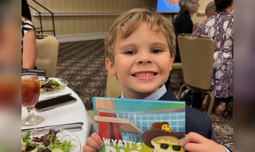 Wyatt Shield, de 6 anos, nasceu com dois polegares a mais nas mãos. (Foto: Reprodução/Fox TV).