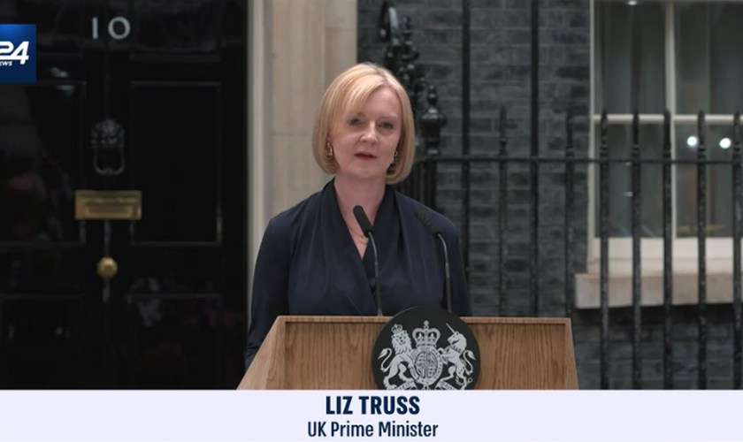 Liz Truss discursa em frente à residência oficial. (Captura de tela/i24News)