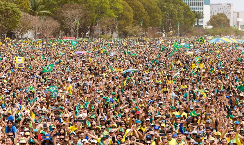 Multidão em oração pelo Brasil. (Foto: Flickr/Palácio do Planalto)