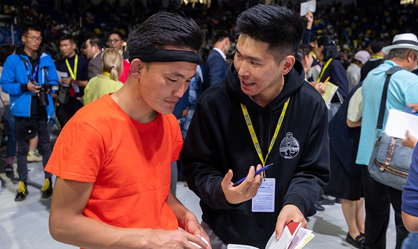 O Festival da Alegria em Ulaanbaatar teve mais de 2.000 pessoas decidindo seguir Jesus Cristo, incluindo Chuluu* (à esquerda). (Foto: Associação Evangelística Billy Graham)